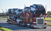 Transporteur de voitures avec plusieurs voitures chargées